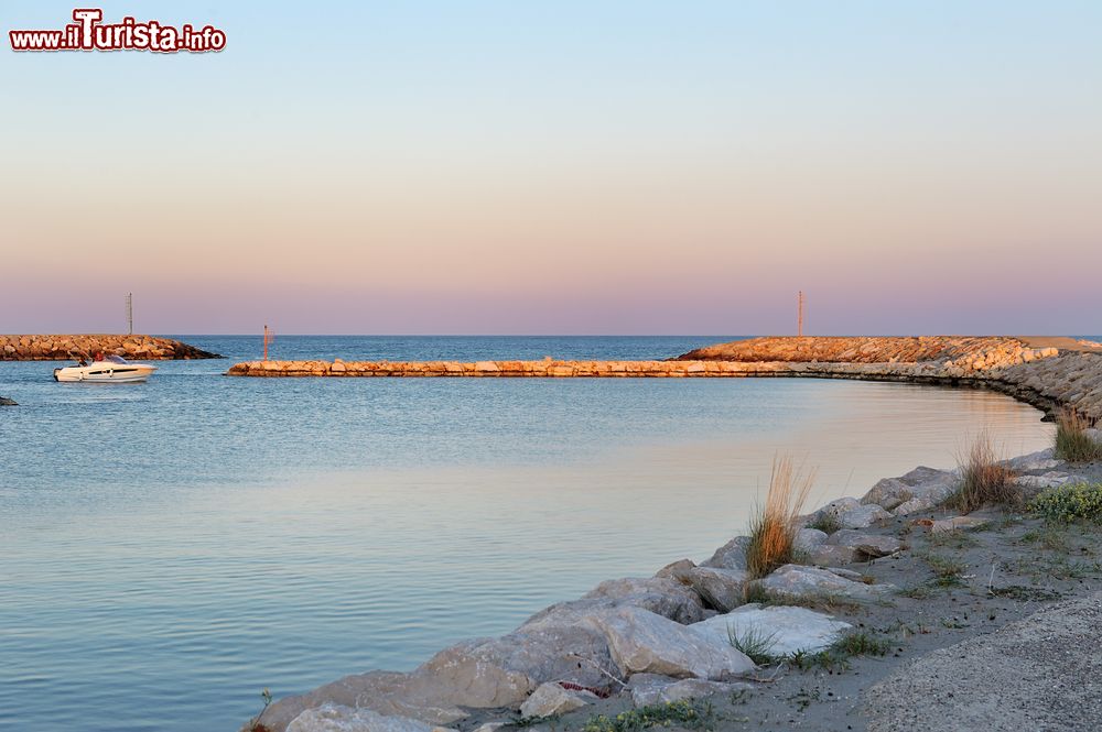 Immagine Uno scorcio del porto di Policoro, Basilicata. Questa graziosa località in provincia di Matera è caratterizzata da acque cristalline e pulite tanto che le tartarughe caretta caretta hanno scelto proprio di deporre qui le loro uova.