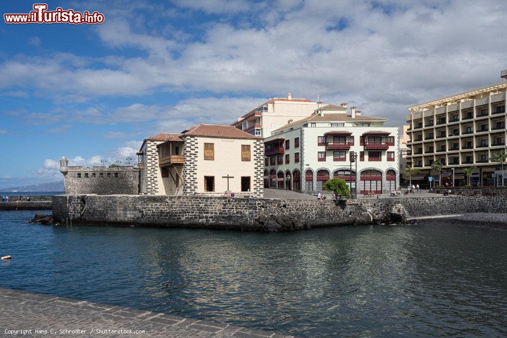 Immagine Uno scorcio del porto di Puerto de la Cruz con il Museo di Arte Contemporanea Eduardo Westendhal (MACEW) e il forte di Santa Barbara (Spagna) - © Hans C. Schrodter / Shutterstock.com