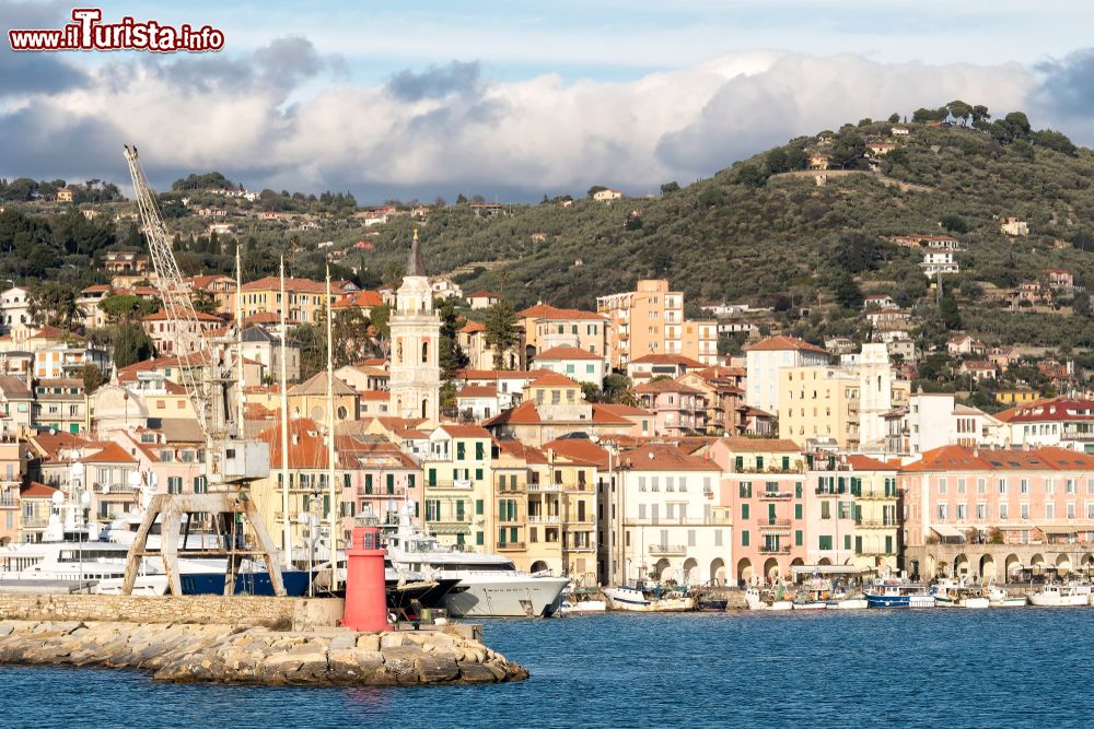 Immagine Uno scorcio del porto ligure di Oneglia, provincia di Imperia. Pittoresco borgo marinaro della riviera, Oneglia è uno dei due abitati della città di Imperia.