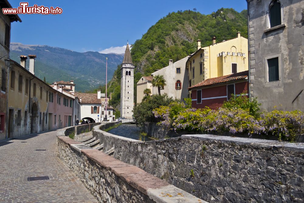 Immagine Uno scorcio del quartiere di Serravalle a Vittorio Veneto, provincia di Treviso. Un tempo cittadina autonoma come la vicina Ceneda, Serravalle è diventata in seguito parte integrante del Comune di Vittorio Veneto assieme agli altri sobborghi limitrofi.