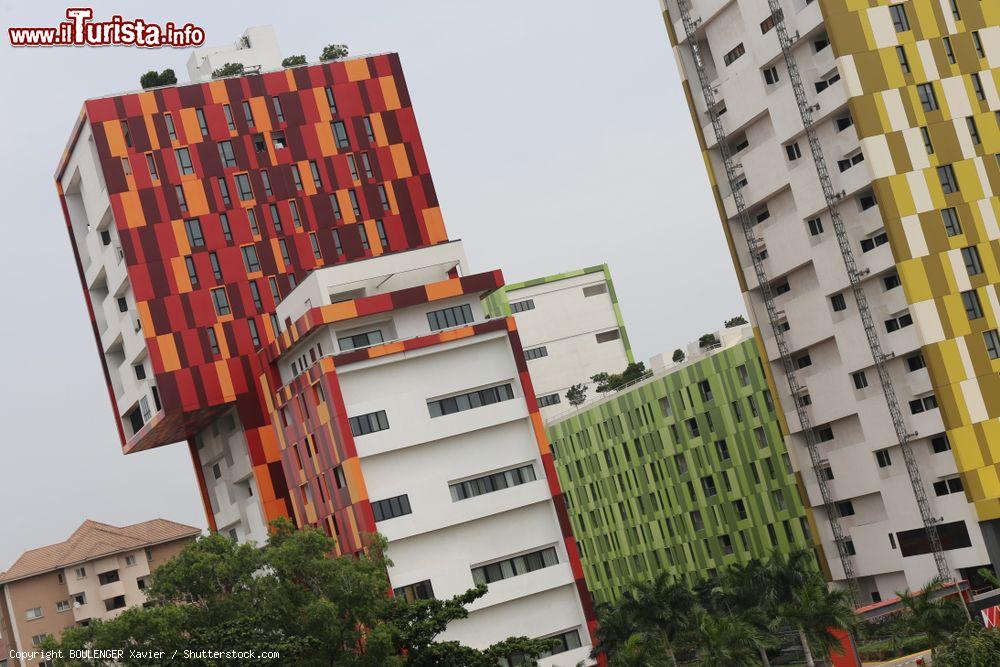 Immagine Uno scorcio del quartiere moderno di Accra con edifici colorati, Ghana - © BOULENGER Xavier / Shutterstock.com