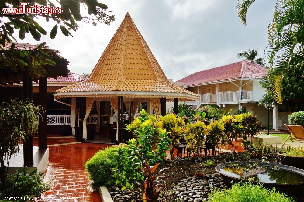 Immagine Uno scorcio del Radisson Grenada Beach Resort a St.George's, Grenada. La struttura alberghiera si affaccia sulla spiaggia ed è vicina a un campo da golf - © EQRoy / Shutterstock.com