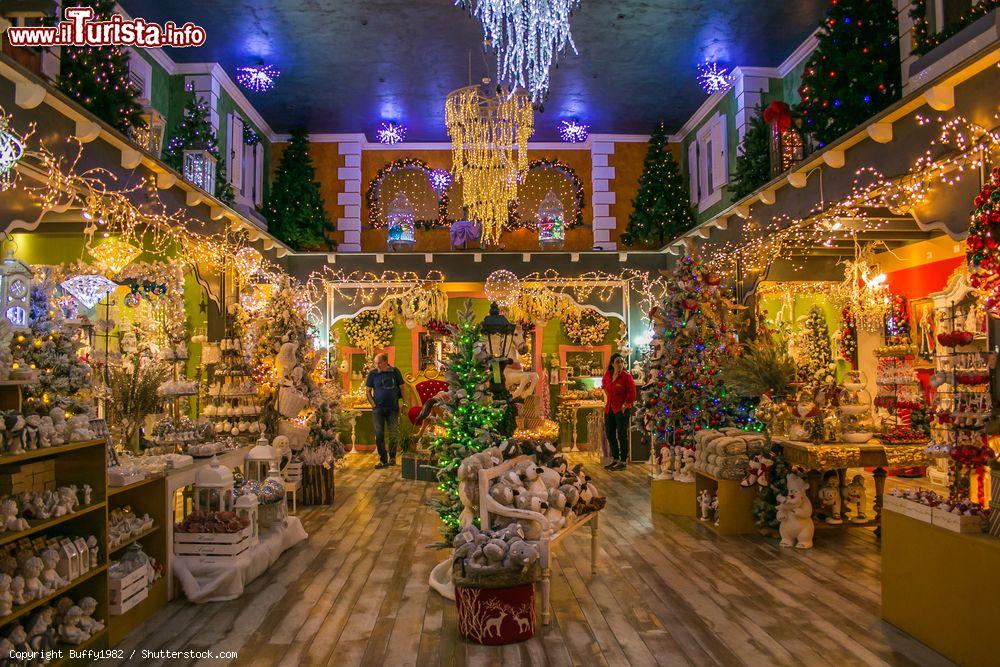 Immagine Uno scorcio del Regno di Santa Claus nei pressi di Vetralla, provincia di Viterbo, Lazio. L'interno del negozio di articoli natalizi situato sulla Cassia a Vetralla: atmosfere magiche, decorazioni provenienti da tutto il mondo e tanti eventi aspettano i bambini (ma anche gli adulti) in un'area di mille metri quadrati - © Buffy1982 / Shutterstock.com