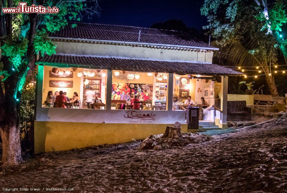 Immagine Uno scorcio del ristorante Cacimba by night sull'isola di Fernando de Noronha, Pernambuco, Brasile - © Diego Grandi / Shutterstock.com
