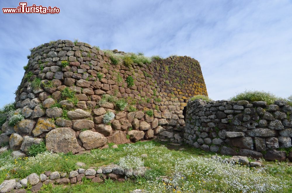 Immagine uno scorcio del sito archeologico di Nuraghe Losa in Sardegna