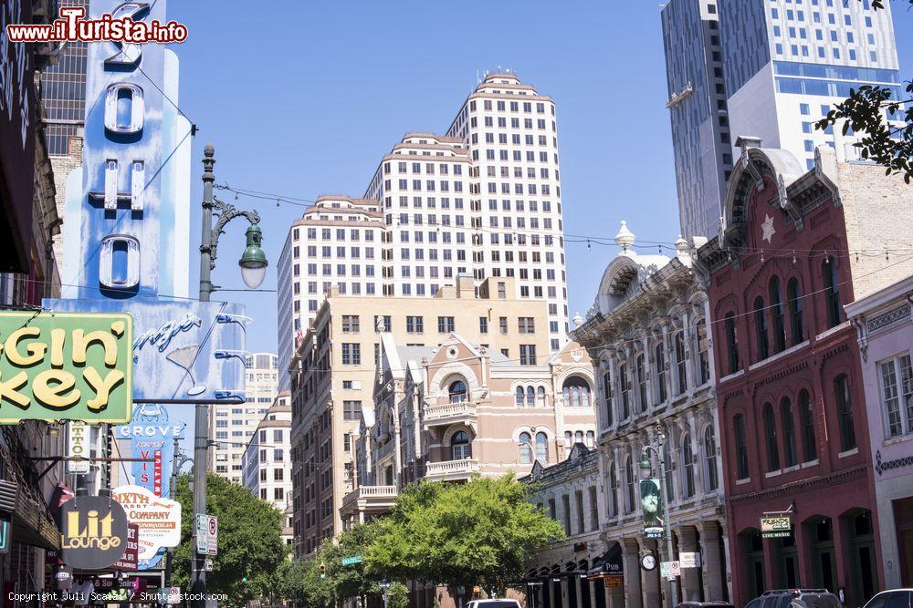 Immagine Uno scorcio del Sixth Street a Austin, Texas (USA). Si tratta di un distretto storico della città americana. Sullo sfondo, i tre palazzi vittoriani costruiti alla fine del 1800 - © Juli Scalzi / Shutterstock.com