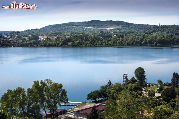 Immagine Uno scorcio del suggestivo lago di Varese visto dalle alture di Gavirate, Lombardia - © 338982386 / Shutterstock.com