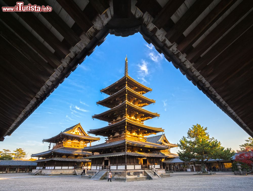 Immagine Uno scorcio del tempio Horyu-ji a Nara, Giappone. Conosciuto anche com Ikaruga-dera, si dice sia stato fondato nel 607 dall'imperatrice Suiko e dal principe Shotoku. E' uno degli edifici in legno più antichi del mondo.