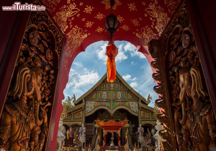 Immagine Uno scorcio del tempio Wat Ming Muang a Chiang Rai, Thailandia. Costruito nel 1262, è dedicato alla madre del re Mengrai che veniva spesso a  pregare qui. Il suo nome significa "di buon auspicio" - © vividec29 / Shutterstock.com