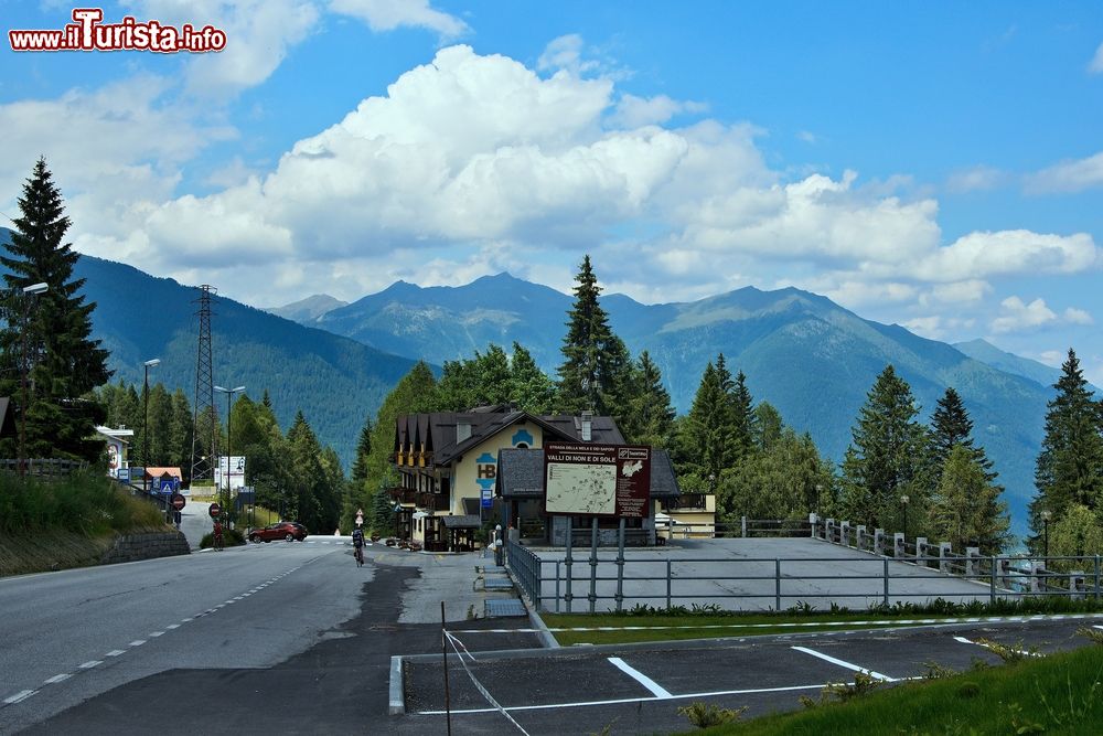 Immagine Uno scorcio del territorio di Folgarida, Trentino Alto Adige. Questa località turistica è una frazione del Comune di Dimaro Folgarida. Il suo nome derova dal latino "filicaretum" e significa "luogo delle felci".