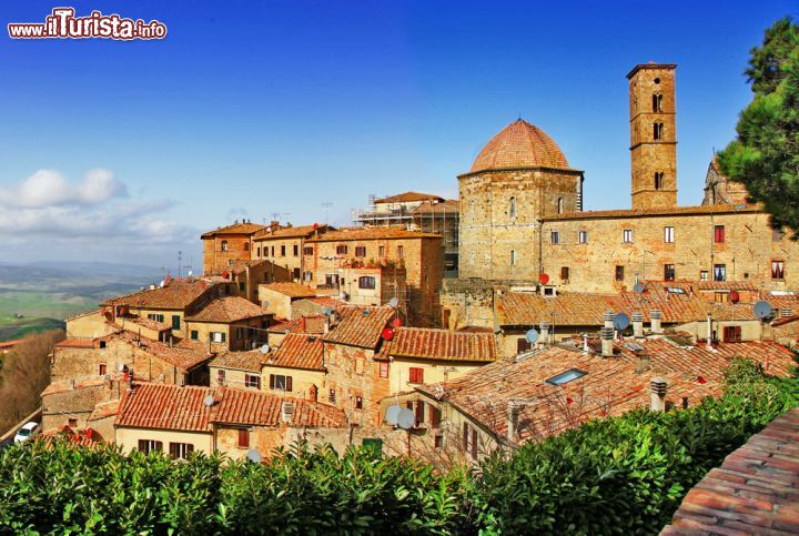 Immagine Uno scorcio del vecchio borgo di Volterra, provincia di Pisa, Toscana. Durante l'epoca medievale questa cittadina fu sede di un'importante signoria vescovile con giurisdizione su un ampio territorio delle colline toscane.