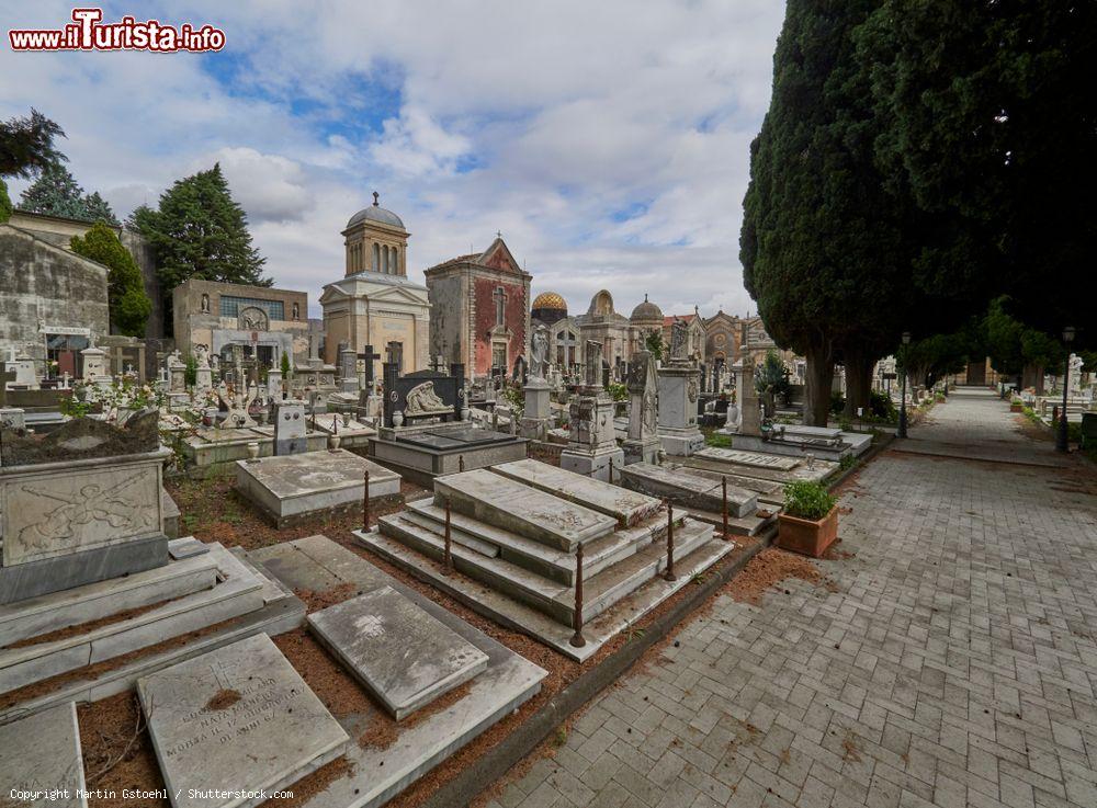 Immagine Uno scorcio del vecchio cimitero di Linguaglossa in Sicilia - © Martin Gstoehl / Shutterstock.com