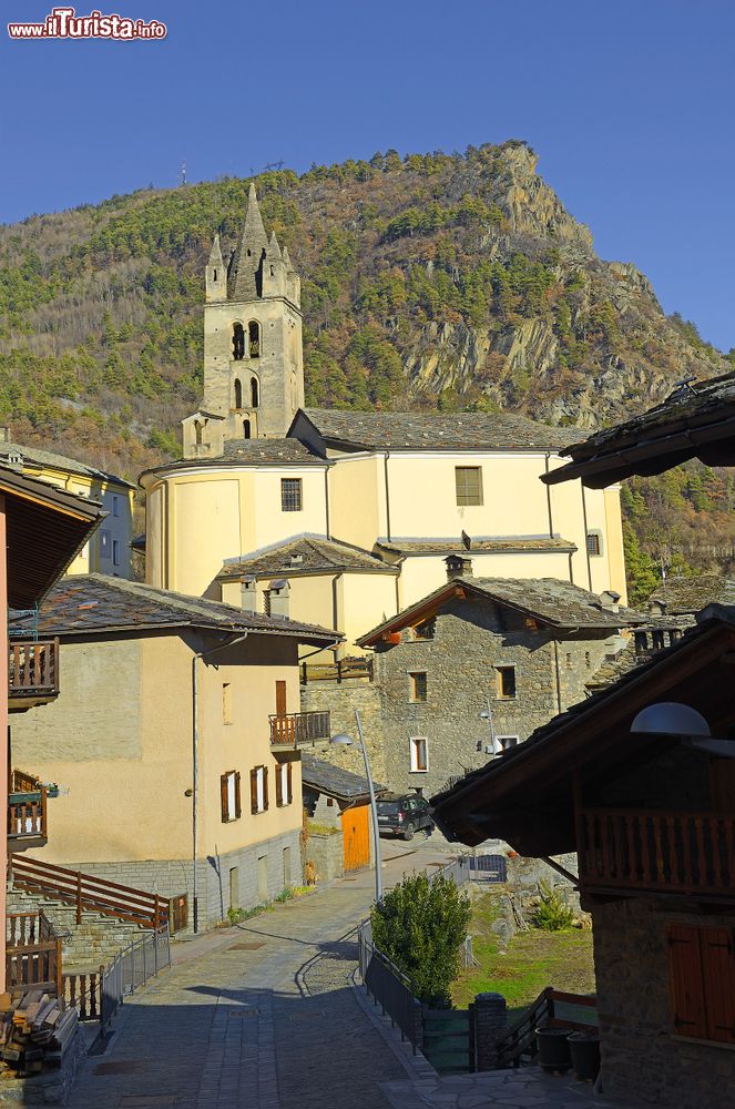 Immagine Uno scorcio del villaggio di Avise con la chiesa parrocchiale di San Brizio, Aosta (Valle d'Aosta).