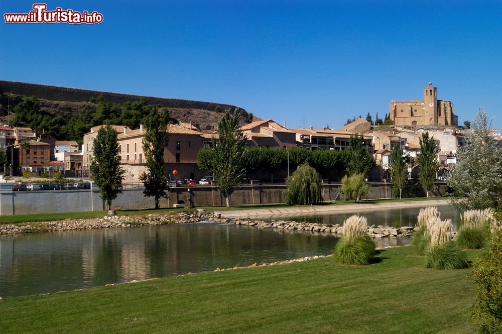 Immagine Uno scorcio del villaggio di Balaguer, nei pressi di Lerida, Catalogna. La città ha un suggestivo ponte gotico che attraversa il fiume Segre.