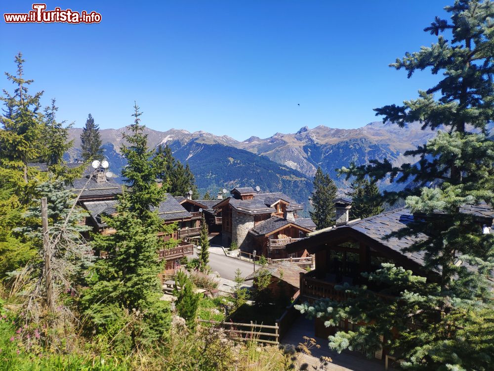 Immagine Uno scorcio del villaggio di Courchevel con le montagne sullo sfondo, Francia. Questa stazione di sport invernali si trova nel dipartimento della Savoia, nella valle della Tarantasia.