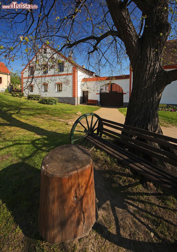 Immagine Uno scorcio del villaggio di Holasovice, Repubblica Ceca. Il paese, che fa parte della comunità di Jankov, è stato abbandonato dopo la Seconda Guerra Mondiale.