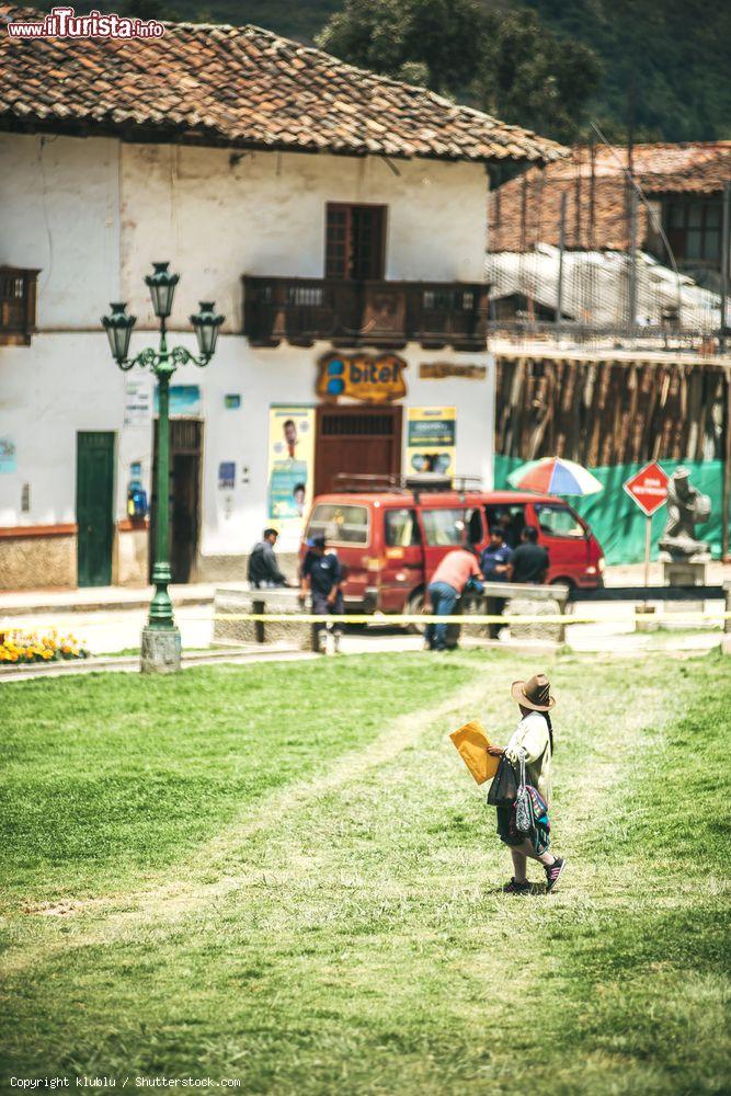 Immagine Uno scorcio del villaggio di Huaraz con abitanti locali, Perù. La cittadina è situata sull'altopiano Callejon de Huaylas ai piedi della Cordillera Blanca - © klublu / Shutterstock.com