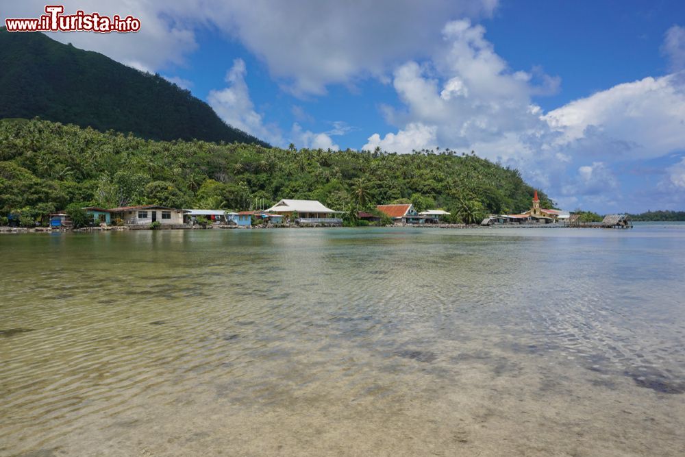 Immagine Uno scorcio del villaggio di Maeva, isola di Huahine, Polinesia Francese. Questa graziosa località si affaccia sul lago salato Fauna Nui.