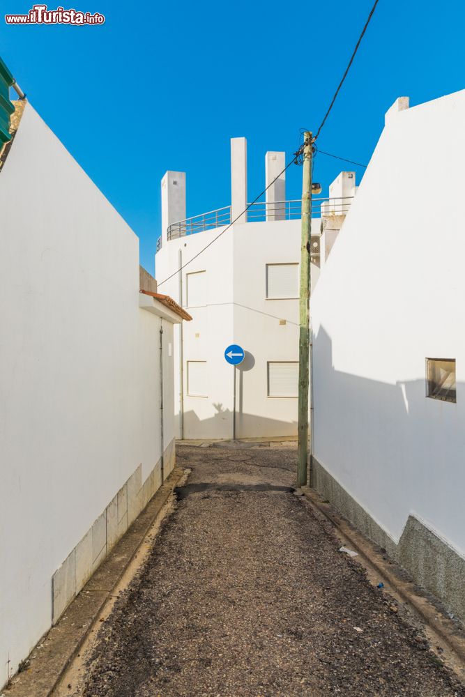 Immagine Uno scorcio del villaggio di Odemira, Portogallo. La città deriverebbe il suo nome dalle parole arabe oued e emir divenute poi Odemira in portoghese.