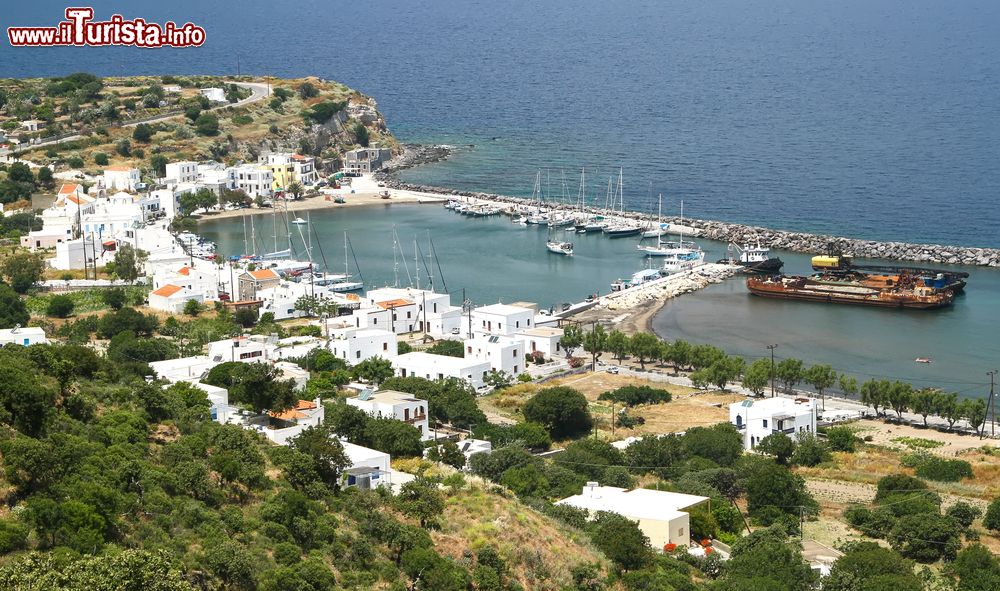 Immagine Uno scorcio del villaggio di Paloi sull'isola di Nisyros, Dodecaneso, Grecia. Questo grazioso borgo di pescatori è collegato al capoluogo Mandraki da un breve tratto di strada litoranea.