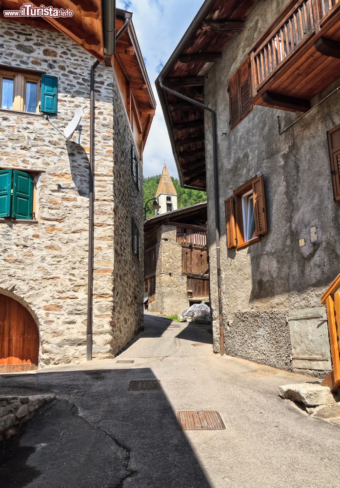 Immagine Uno scorcio del villaggio di Pejo, Trentino Alto Adige, in una bella giornata di sole. 