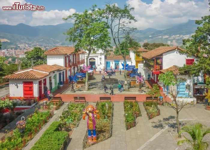 Immagine Uno scorcio del villaggio di Pueblito Paisa nei pressi di Medellin, Colombia. Questa località è caratterizzata dalla tradizionale fontana in pietra situata nella piazza su cui si affacciano case colorate - © DFLC Prints / Shutterstock.com