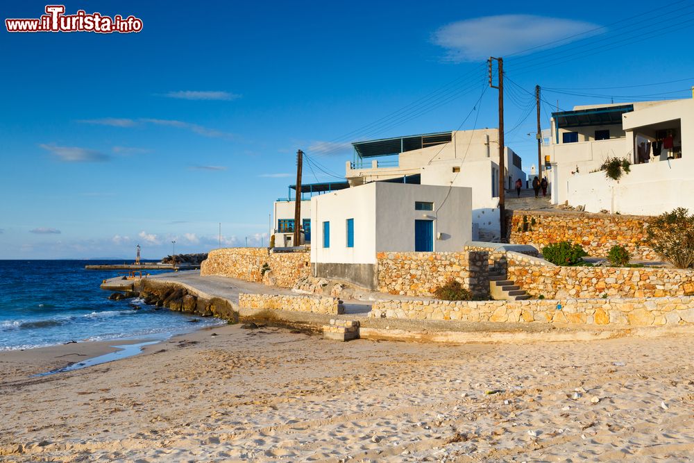 Immagine Uno scorcio del villaggio di Stavros sull'isola di Donoussa visto dalla spiaggia sabbiosa, Grecia.