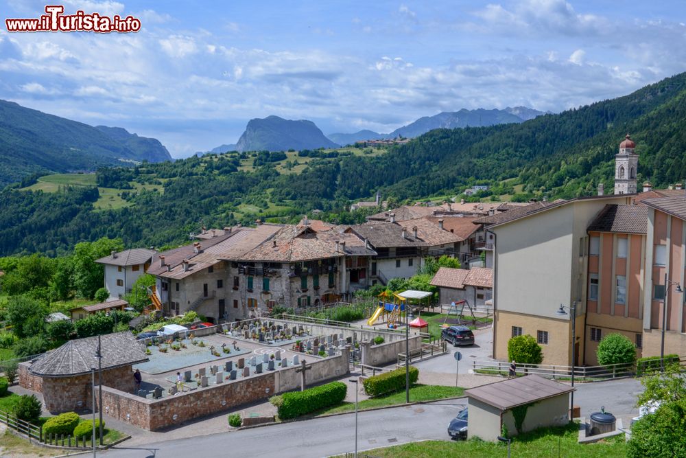 Immagine Uno scorcio del villaggio di Stenico, Trentino Alto Adige. Meta ideale per trascorrere tempo a contatto con la natura, Stenico si trova in una delle aree più interessanti del parco naturale Adamello-Brenta.