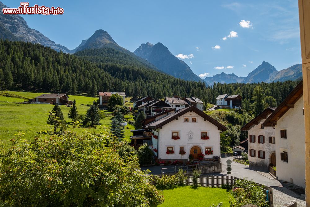 Immagine Uno scorcio del villaggio di Tarasp nella Bassa Engadina nel Canton dei Grigioni, Svizzera