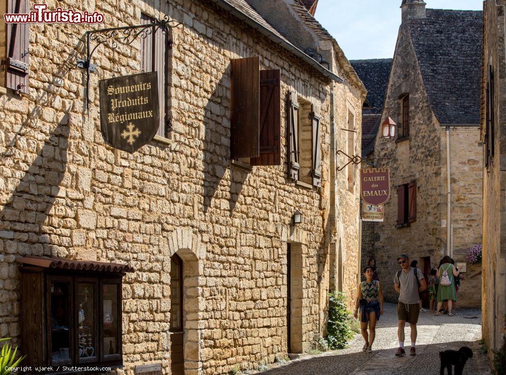 Immagine Uno scorcio del villaggio medievale di Beynac-et-Cazenac, Francia. Siamo nel dipartimento della Dordogna, nella regione della Nuova Aquitania - © wjarek / Shutterstock.com