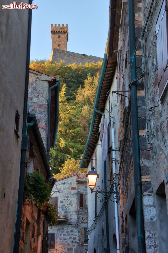 Immagine Uno scorcio del villaggio medievale di Radicofani, Toscana. Siamo in una delle località più caratteristiche e misteriose di questa regione.