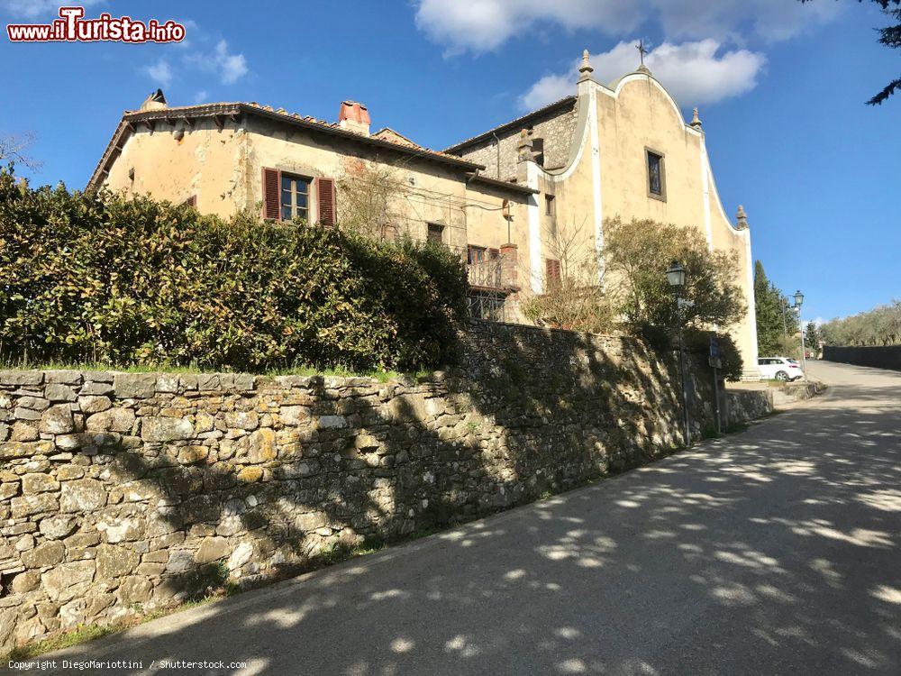 Immagine Uno scorcio del villaggio medievale di Rietine, frazione di Gaiole in Chianti, Toscana. Si trova in provincia di Siena sulle colline del Chianti con vigneti e ampie vallate - © DiegoMariottini / Shutterstock.com