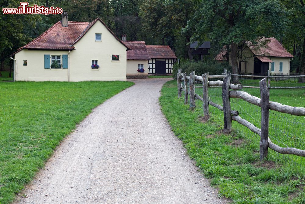 Immagine Uno scorcio del villaggio nella foresta a Schoenbusch, nei pressi di Aschaffenburg, Germania. Questo grazioso paesino ospita fra l'altro un bel castello circondato da un parco all'inglese.