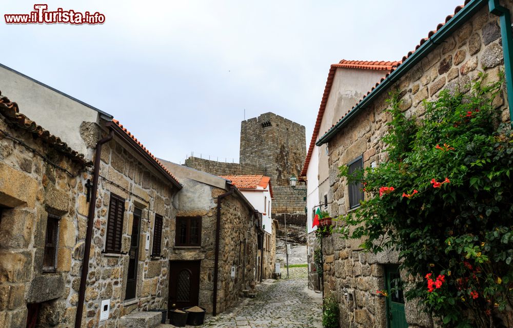 Immagine Uno scorcio del villaggio storico di Linhares da Beira, Portogallo. Sullo sfondo, il castello fortificato.