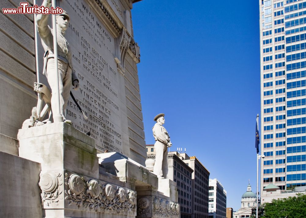 Immagine Uno scorcio del War Memorial nel centro cittadino di Indianapolis, Indiana.
