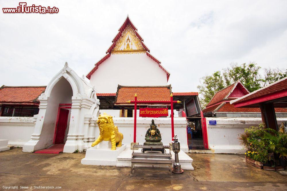 Immagine Uno scorcio del Wat Pa Lelai Temple a Suphan Buri, Thailandia: Black Rahu con la statua del leono dorato, simboli della provincia di Suphan Buri - © Seeme / Shutterstock.com
