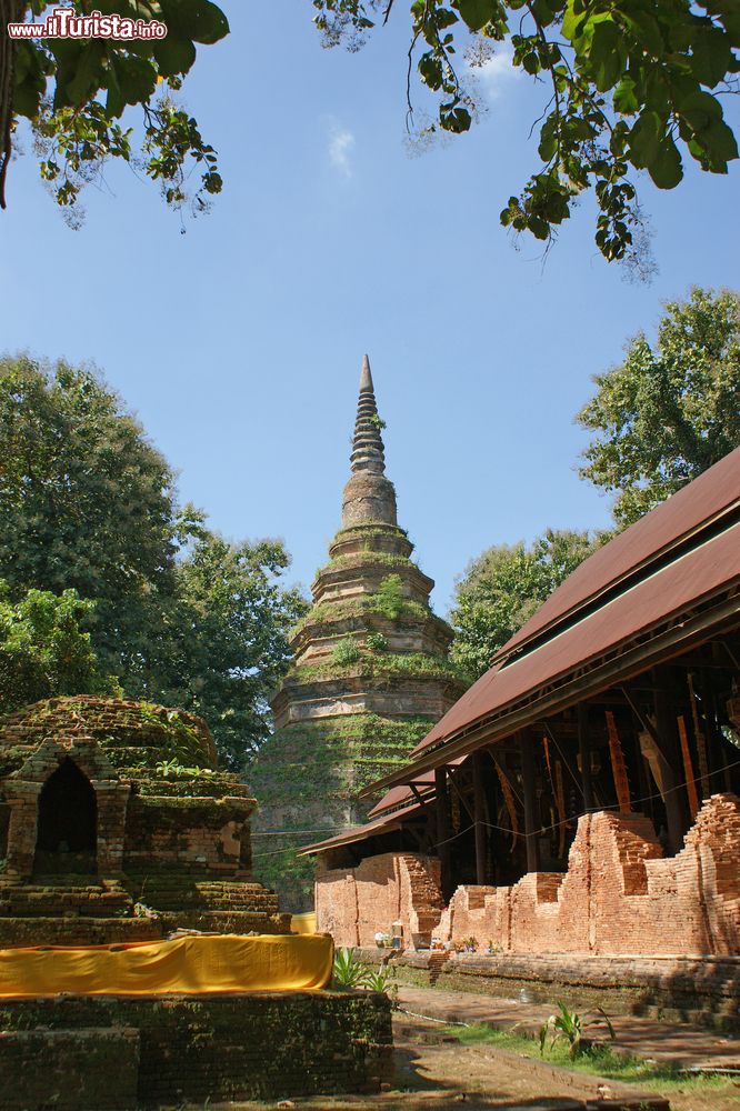 Immagine Uno scorcio del Wat Phra That Chedi Luang a Chiang Saen, Thailandia. Nonostante l'usura del tempo, questo tempio mantiene intatto il suo fascino. E' stato in parte danneggiato da un terremoto del 2011.