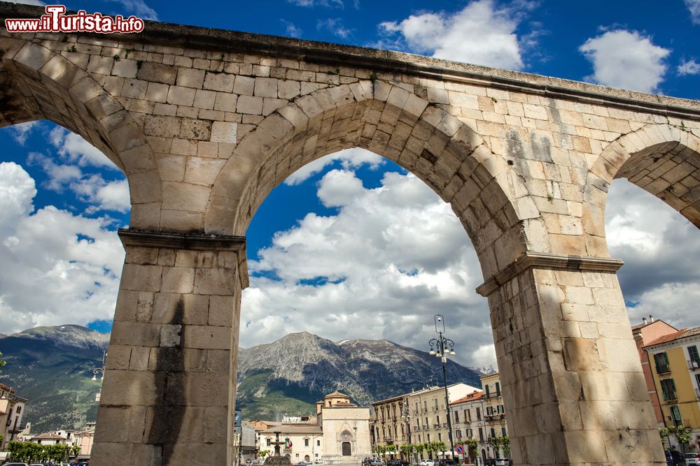 Immagine Uno scorcio dell'Acquedotto Svevo nel centro Storico di Sulmona in Abruzzo