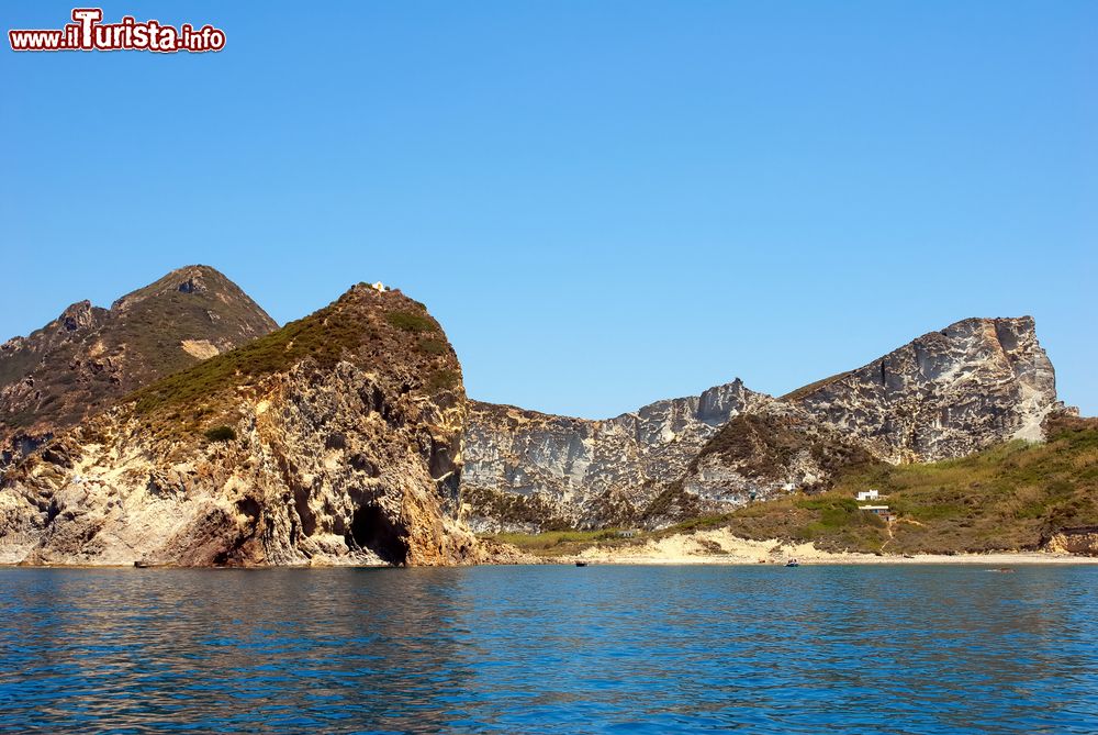 Immagine Uno scorcio dell'Isola di Palmarola vicino a Ponza, Lazio