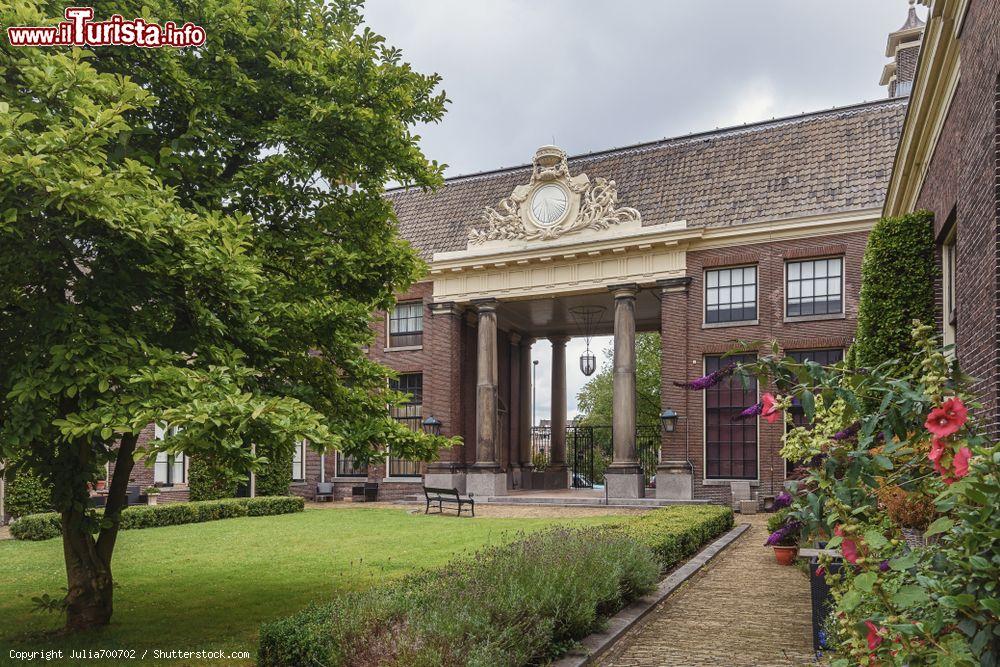 Immagine Uno scorcio della Almshouse con il parco verde nel centro storico di Haarlem, Olanda - © Julia700702 / Shutterstock.com