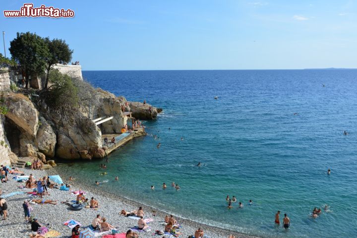 Immagine Uno scorcio della Baia degli Angeli, spiaggia e scogli a Nizza, Francia. Secondo la tradizione a dare questo nome alla baia sarebbero stati i pescatori: nelle loro reti avrebbero portato sin qui una specie di squalo innocuo conosciuto in nizzardo come "ange".