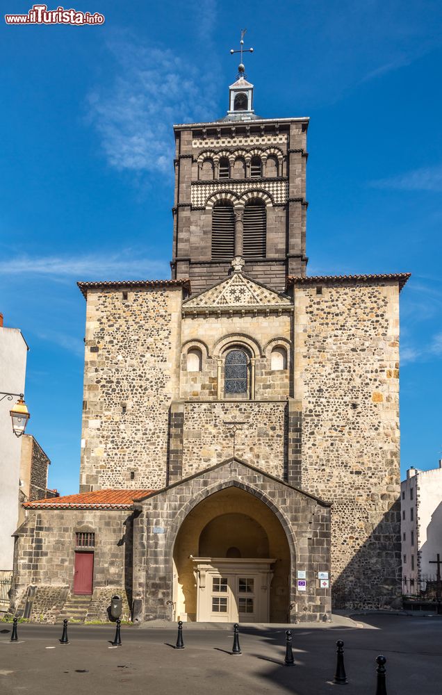 Immagine Uno scorcio della basilica di Notre-Dame du Port a Clermont-Ferrand, Francia.