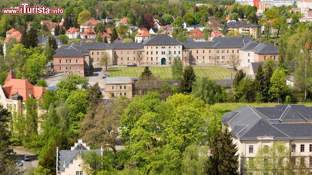 Immagine Uno scorcio della caserma di cavalleria nella città di Freiberg, Germania, vista dall'alto.