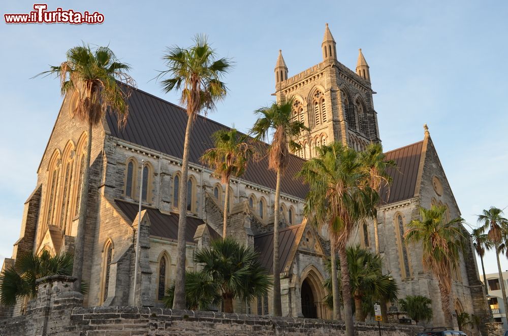 Immagine Uno scorcio della cattedrale anglicana della Santissima Trinità a Hamilton, Bermuda. Monumento storico più importante della città, la cattedrale si presenta in stile neogotico. Il governo bermudiano impedisce per legge che un altro edificio superi l'altezza della sua guglia.