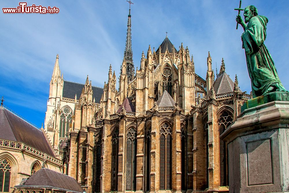 Immagine Uno scorcio della cattedrale di Amiens, Francia. I lavori di costruzione vennero avviati nel 1220 iniziando dalla facciata principale in modo che fosse la prima a essere terminata (1236). Ad occuparsi del progetto fu il canonico e architetto medievale Robert de Luzarches.