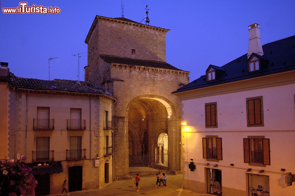 Immagine Uno scorcio della cattedrale di Jaca, Aragona, Spagna, fotografata di notte. E' la prima cattedrale romanica costruita nel territorio aragonese e una delle più antiche di tutta la penisola iberica. Venne eretta fra gli anni settanta dell'XI° secolo e i primi decenni del XII° secolo per desiderio di re Sancho Ramirez.