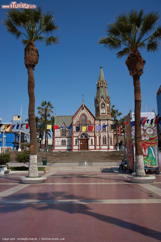 Immagine Uno scorcio della cattedrale di San Marco in Piazza de Colon ad Arica, nord del Cile, Sud America. A disegnare l'edificio religioso, costruito nel 1870, fu Gustave Eiffel - © JeremyRichards / Shutterstock.com