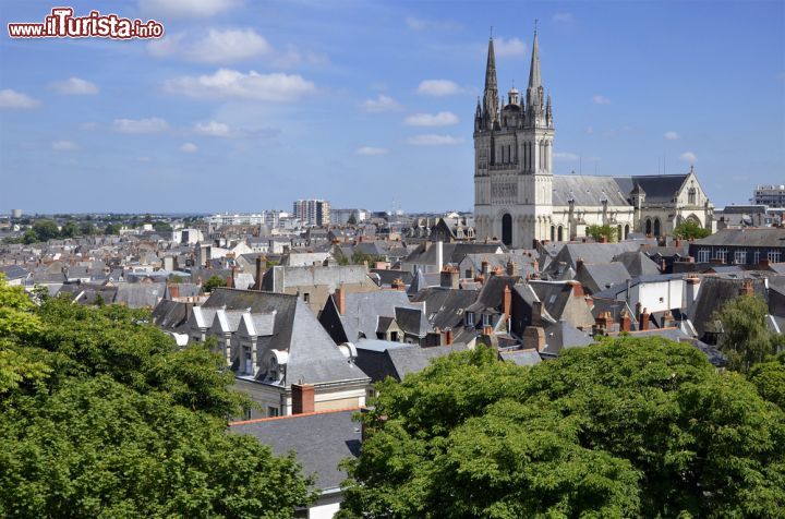 Immagine Uno scorcio della cattedrale di San Maurizio nel cuore di Angers, Francia - © 95117299 / Shutterstock.com