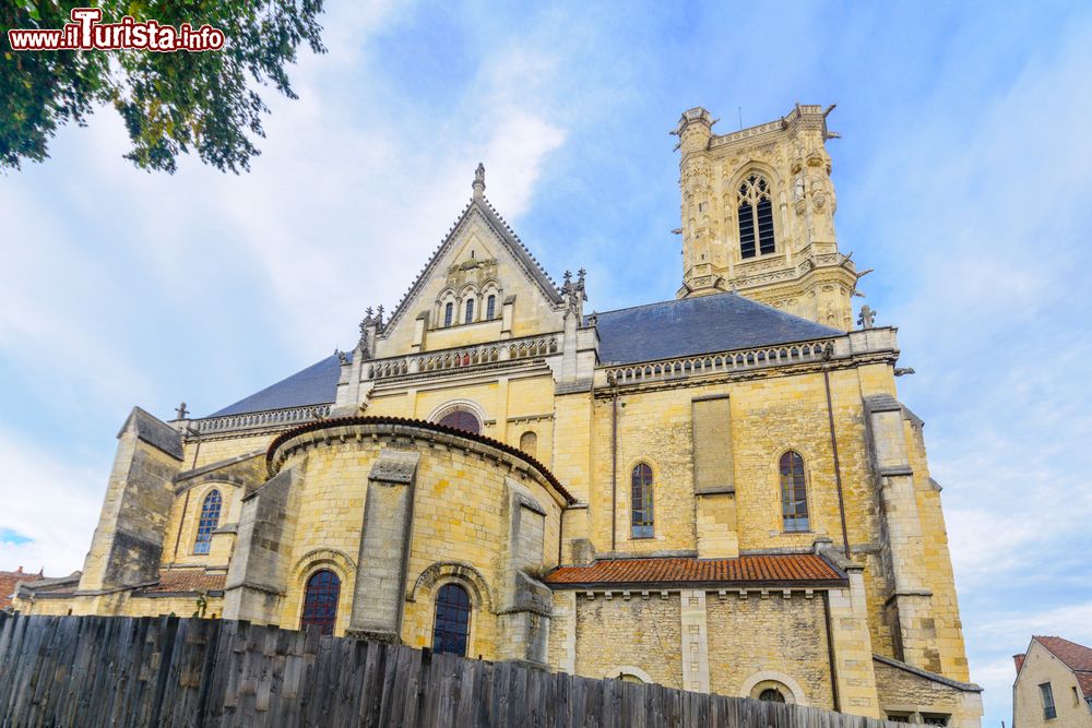 Immagine Uno scorcio della cattedrale di San Quirico e Santa Julitta nella città di Nevers, Francia.