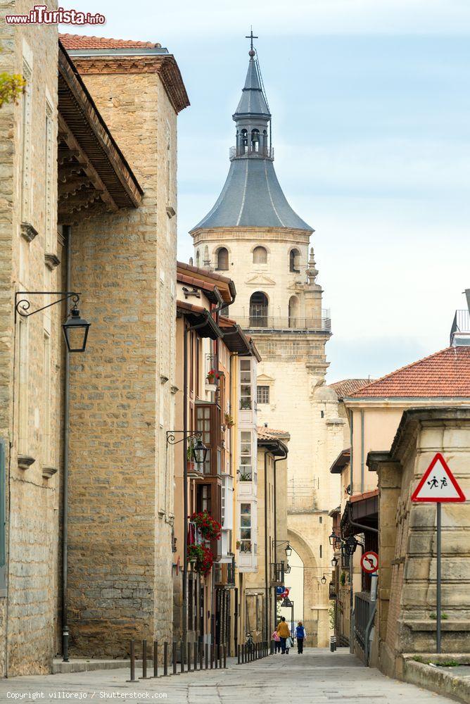 Immagine Uno scorcio della cattedrale di Santa Maria a Vitoria Gasteiz, Spagna, vista da una strada laterale - © villorejo / Shutterstock.com